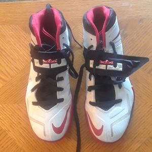Men's Nike LeBrons Soldier VII Basketball Shoes